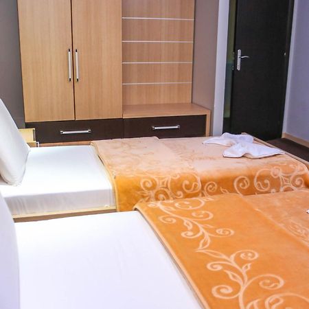 Hotel Vila Aeroport Rinas Luaran gambar
