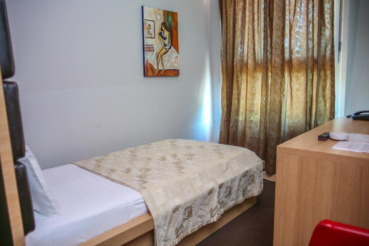 Hotel Vila Aeroport Rinas Luaran gambar