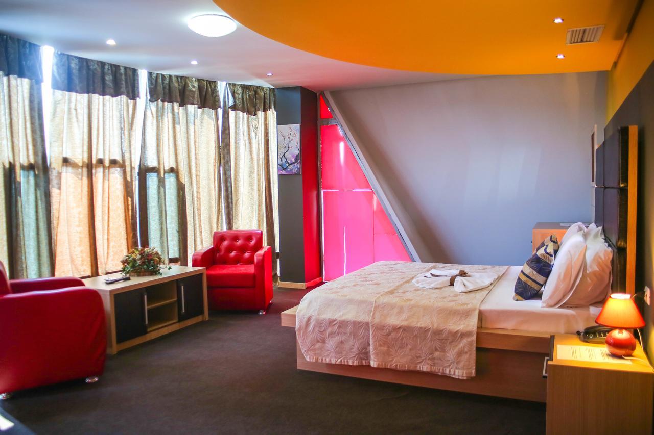 Hotel Vila Aeroport Rinas Luaran gambar